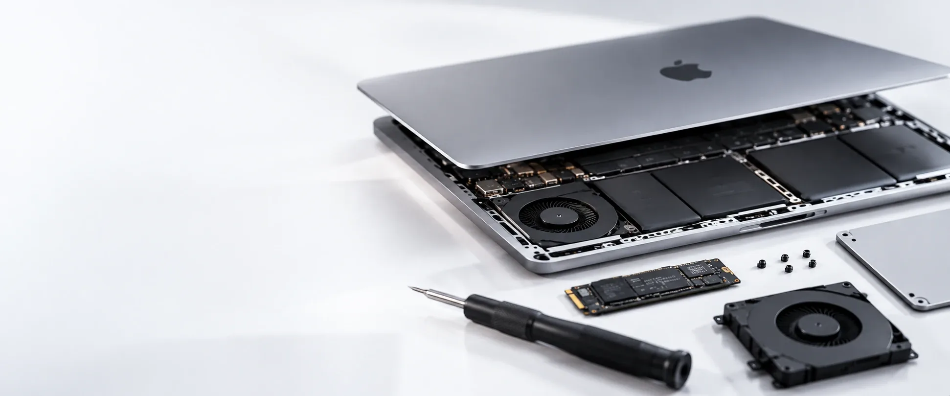 Avattu MacBook, tuuletin, SSD-levy ja ruuvimeisseli